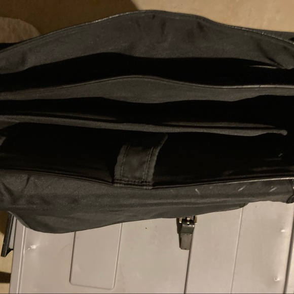 Black Samsonite briefcase w space for laptop - Picture 7 of 11